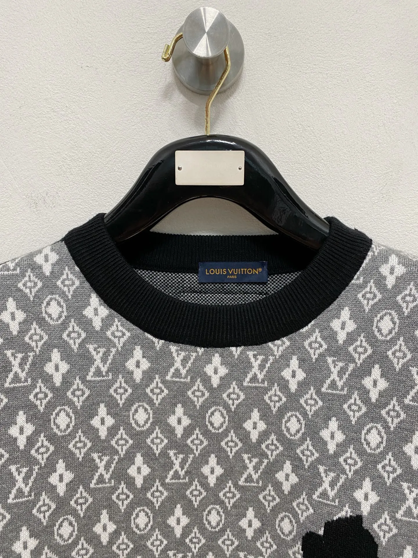🅿️440 LV crew neck sweater, made of wool blended yarn, has good warmth retention, fluffy and soft, doubles skin care, giving you a lightweight wearing experience. High-quality natural fibers ensure high-quality life. The whole piece adopts solid color single-sided craftsmanship, leaving loose space when fit, solid color plain weave, neat texture, solid color design, durable and high-end. The workmanship is meticulous, fashionable and versatile. The reverse shoulder design is simple and comfortable. At the same time, it uses counter stitching to highlight the quality in the details, making the temperament more low-key, restrained, calm and stylish, and better showing the clean and tidy side of successful men. The collar, cuffs, and hem are made of dense rib weaving, which is tight and elastic, not easy to deform, and highlights the details and texture. Whether worn alone or layered, it can not only give you a warm feeling, but also give you a sophisticated sense of fashion.      Size: M-XXXL